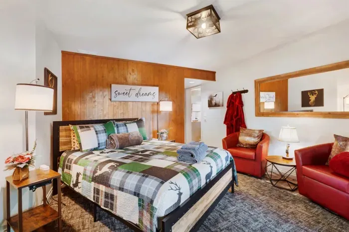 Birch Bedroom Suite | Jacuzzi Tub | Shower