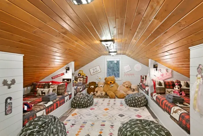 Upper Level Built-in Bedroom | 4 Queens