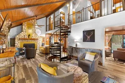 Hall Creek Lodge | Main Living Room