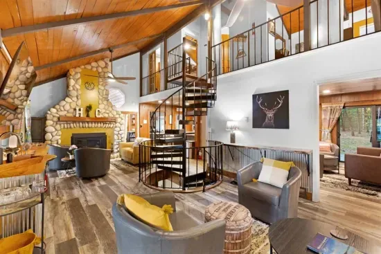 Hall Creek Lodge | Main Living Room
