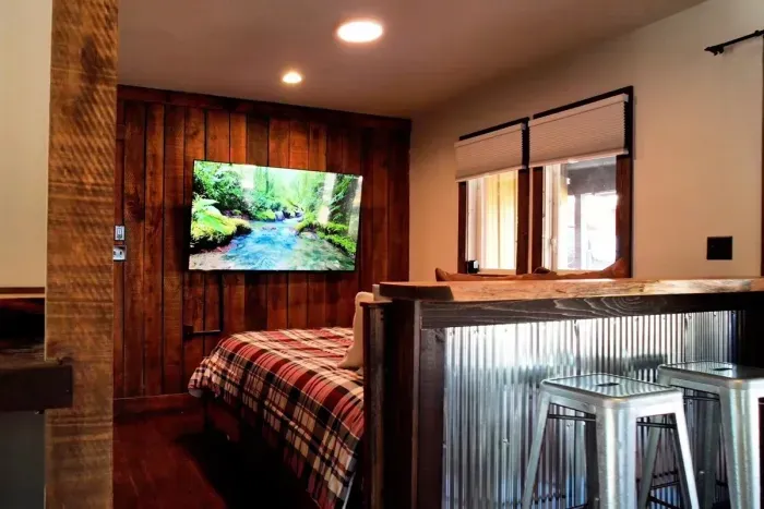 Hall Creek Lodge | Guest House Queen + Sleeper Futon | Sleeps 4 (Added nightly fee Sept 1 - June 15) $350 - $400/night