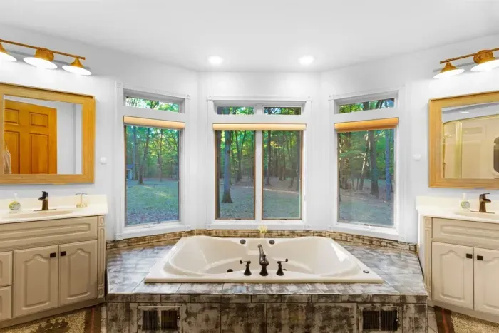 Master Bedroom Suite | Jacuzzi Tub