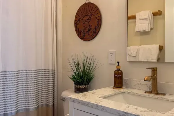 Second floor bathroom adjoining the primary bedroom