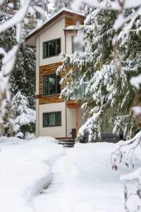 An awesome winter getaway as well with a toboggan hill out back, snow shoeing on the Kettle Valley Railway Trail, Paulson Cross country trails 20 minutes drive away and Red Resorts 55 minute drive away.
