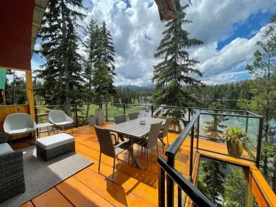Gorgeous new lakefront deck!!