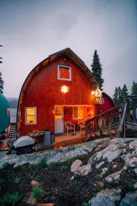 Everly's Hideout, cabin near Kelowna & Big White