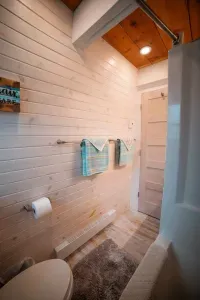 Everly's Hideout, cabin near Kelowna & Big White - image 23 of 42