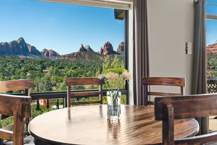 [Indoor Dining] Enjoy meals with a view through expansive windows that light up the dining space.