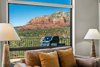 [Living Room] Every seat in the living room offers a front-row view of iconic mountain scenery!