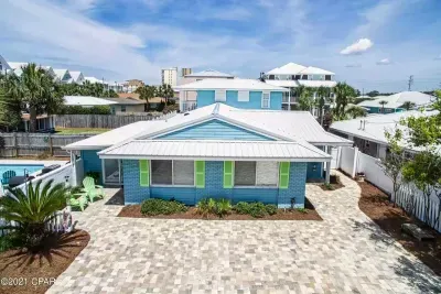 "The driveway was large enough to fit our boat, 3 trucks, snd a small sedan. St. Andrews State Park is only a 10 minute drive away for boating excursions in the bay, especially to Shell Island." - Courtney, guest