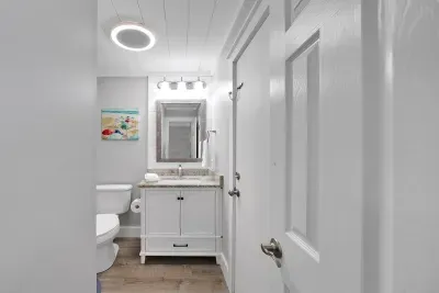 Primary en suite full bathroom.