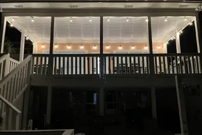 Enjoy the upper deck while listening to the waves in the evening!