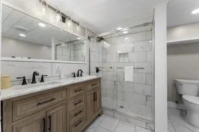 Full ensuite bathroom for the downstairs larger beachfront bedroom.