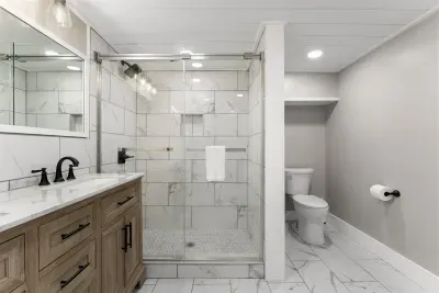 Full size en suite bathroom for the downstairs beachfront west bedroom.