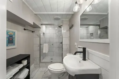 Full ensuite bathroom of the hall bedroom.