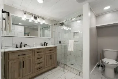 Full ensuite bathroom for the downstairs larger beachfront bedroom.