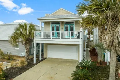 With parking for up to 4 vehicles, unloading your beach gear will be a breeze. 