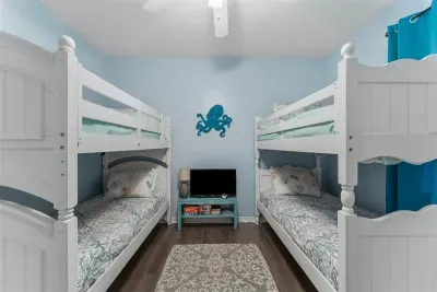 Kids and kids alike will be comfortable in the bunk bed room with 2 sets of twin bunkbeds.