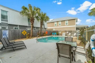 Splash or dine poolside with your own private pool!  Plastic plate and cups may be found in the kitchen to enjoy the outdoor areas.