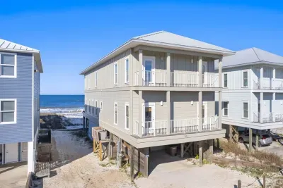 The view of A Wave From It All as you approach from the road.