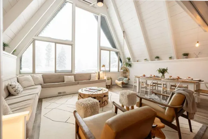 Winter vibes at Stuga '66: Our living room and dining area face towards huge picture windows. You won't want to leave this space!