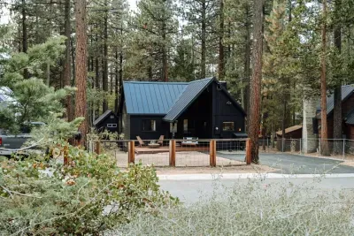 Tahoe Black Cabin is located on a quiet street, just a few minutes from Heavenly Ski Resort and directly facing the forest