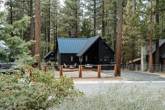 Tahoe Black Cabin is located on a quiet street, just a few minutes from Heavenly Ski Resort and directly facing the forest