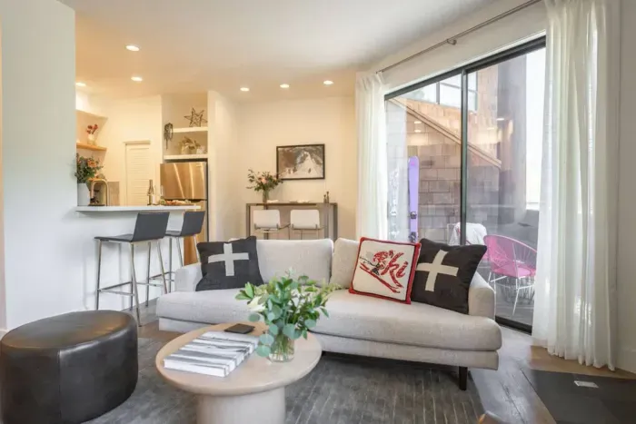 Welcome to The Après Stay-a cozy condo in the heart of Olympic Valley with tons of modern amenities. Walk to the ski lifts! 