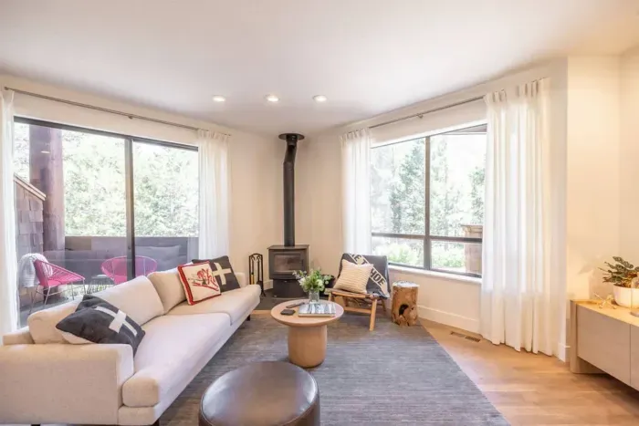 Fully outfitted with all new, modern furnishings-The Après Stay is your new favorite Palisades home base. 