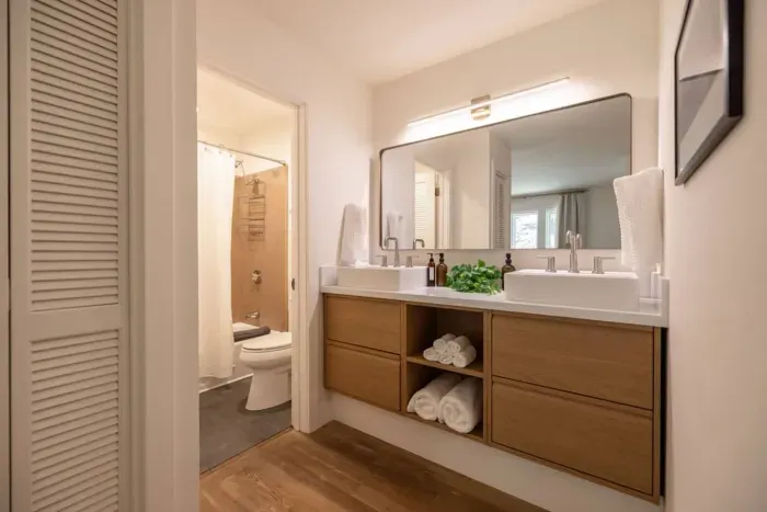 Double vanity sinks in the ensuite bath with tons of storage for all the necesities. 