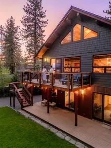 Welcome to Sierra Sauna House, by Modern Mountain Vacations! 

Photography by @dirtandglass