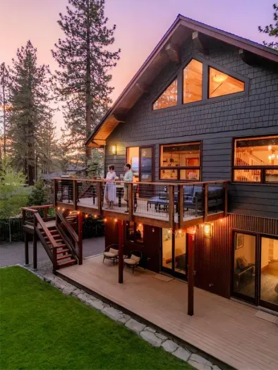 Welcome to Sierra Sauna House, by Modern Mountain Vacations! 

Photography by @dirtandglass