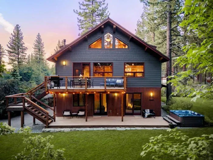 Welcome to Sierra Sauna House, by Modern Mountain Vacations! 

Photography by @dirtandglass