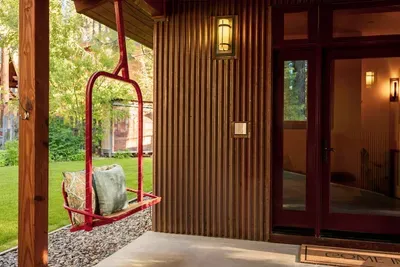 Welcome to Sierra Sauna House! The entrance leading up to the front door is completely covered, making arriving during winter a breeze. Hang out on our custom ski bench in the evenings, too. Photography by @heypamcakes