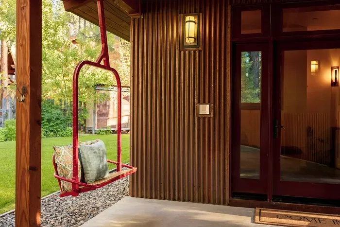 Welcome to Sierra Sauna House! The entrance leading up to the front door is completely covered, making arriving during winter a breeze. Hang out on our custom ski bench in the evenings, too. Photography by @heypamcakes