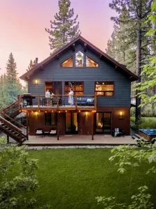 Welcome to Sierra Sauna House, by Modern Mountain Vacations! 

Photography by @dirtandglass