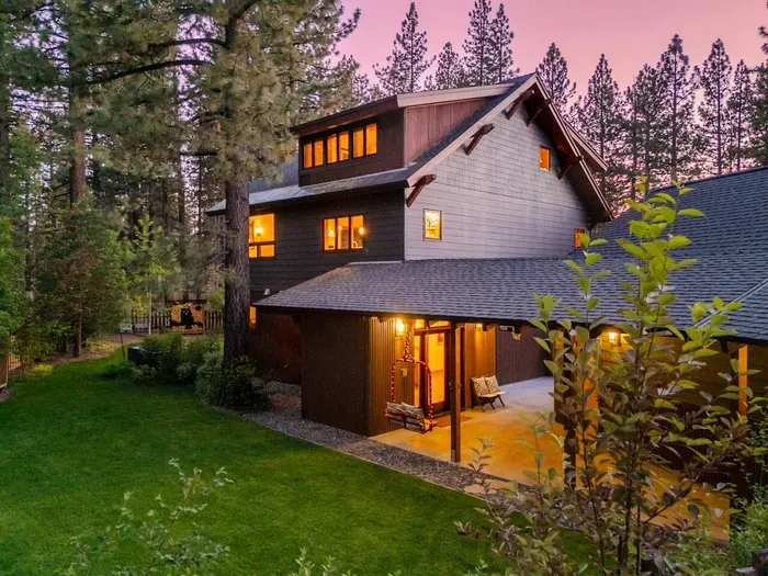 Welcome to Sierra Sauna House, by Modern Mountain Vacations! 

Photography by @dirtandglass