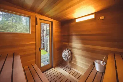 Our custom built sauna heats up quickly and looks towards the backyard and Tahoe forest. Photography by @heypamcakes