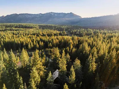 Did we mention the views?! Somehow, at Echo View Chalet, you'll find yourself surrounded by nature while still being minutes to town, hiking and biking trails, and great skiing. 

 @dirtandglass