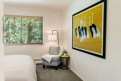 You'll be comfortable in our downstairs bedroom, complete with high end King-sized mattress & Thuma bedframe, reading chair plus forest views. 

photography by @dirtandglass