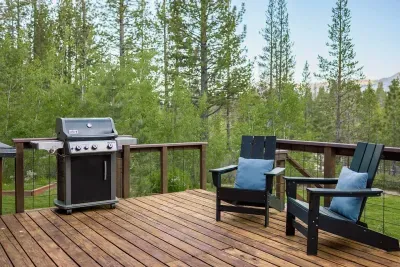 We have a gas BBQ available for your use set up on our back deck. We provide propane!

@pamcakes