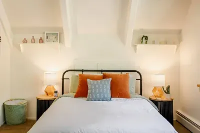Queen size bed in our upstairs flex room. This room has a small closet, treetop views, plenty of kids games and toys, and a seating area perfect for curling up with a good book. 

Photography by @heypamcakes