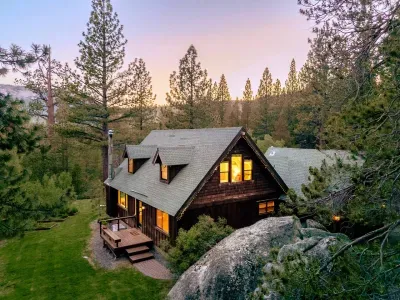 Tucked behind massive granite boulders, Echo View Chalet offers some of the best views our of any of our homes. 


@dirtandglass