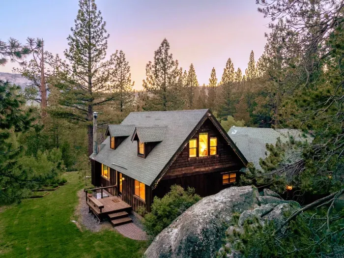Tucked behind massive granite boulders, Echo View Chalet offers some of the best views our of any of our homes. 


@dirtandglass