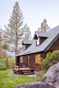 A peak at the front door and patio of Echo View Chalet. In addition to the forest, there is an ample sized lawn surrounding our home! 

@pamcakes