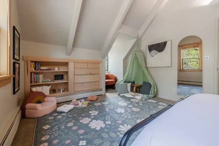 Our upstairs flexible room has a reading nook, a children's library and a little play area complete with plenty of kids toys. This room adjacent to the primary suite, just a few steps away. 