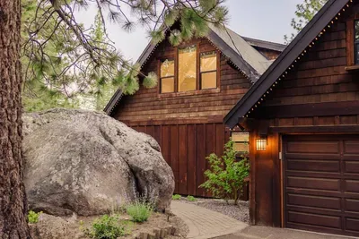 Hidden behind boulders, welcome to Echo View Chalet!

photography by @heypamcakes