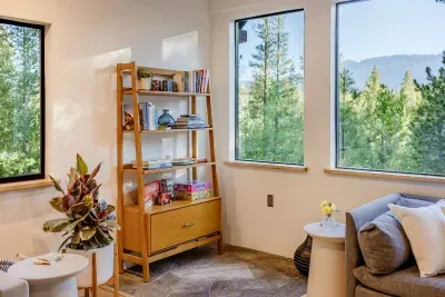 There is great morning light in here, and plenty of books and games to keep the entire family entertained. Looking for a specific game or book? Just ask-we may be able to source it before your stay! 

@pamcakes