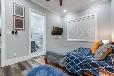 Second master bedroom with a private en-suite bathroom. Queen- Size Bed.