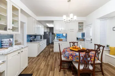 Second dining area located in kitchen next to coffee bar!